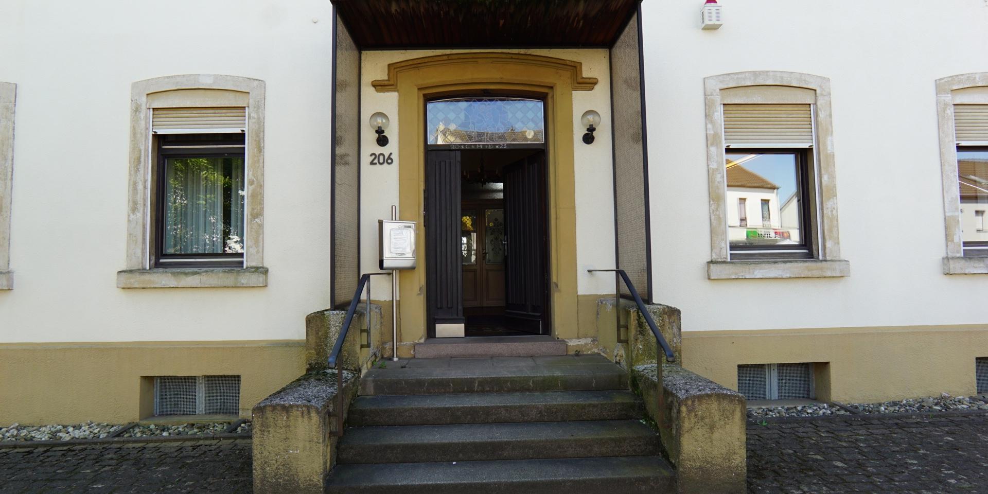 Pfarrhaus Schwalbach mit Zentralem Pfarrbüro (Blick von der Hauptstraße)