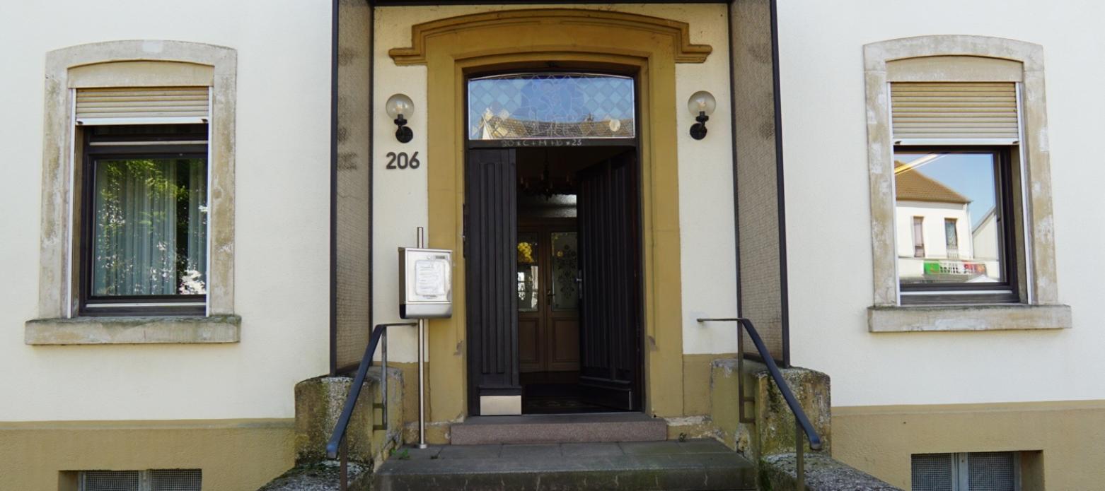 Pfarrhaus Schwalbach mit Zentralem Pfarrbüro (Blick von der Hauptstraße)