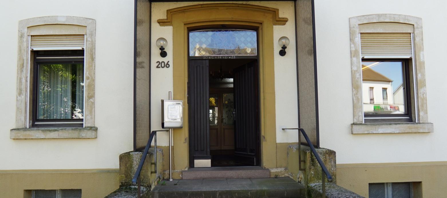 Pfarrhaus Schwalbach mit Zentralem Pfarrbüro (Blick von der Hauptstraße)