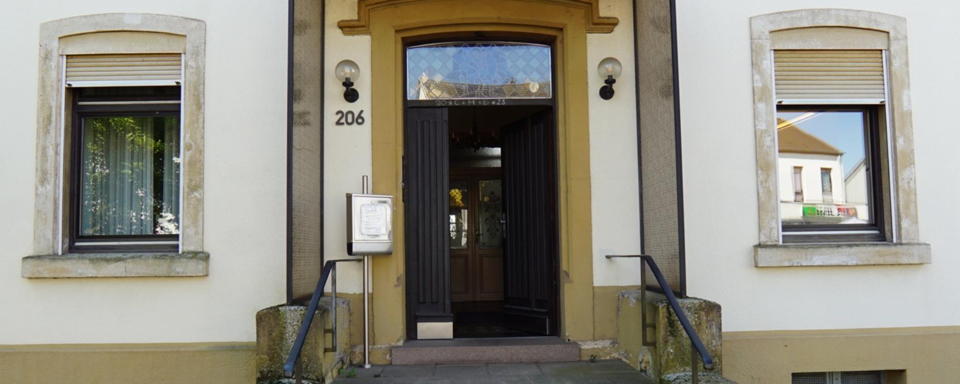 Pfarrhaus Schwalbach mit Zentralem Pfarrbüro (Blick von der Hauptstraße)