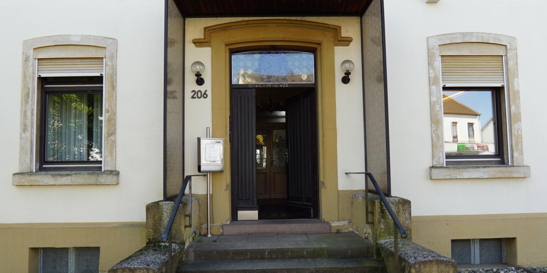 Pfarrhaus Schwalbach mit Zentralem Pfarrbüro (Blick von der Hauptstraße)