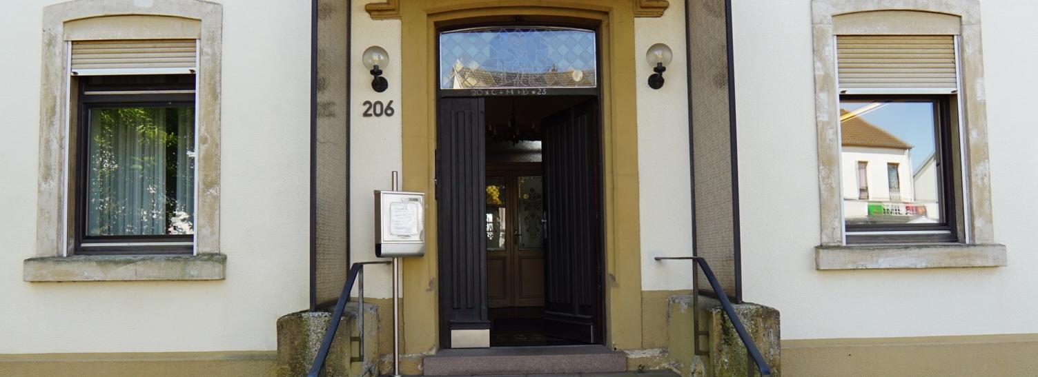 Pfarrhaus Schwalbach mit Zentralem Pfarrbüro (Blick von der Hauptstraße)