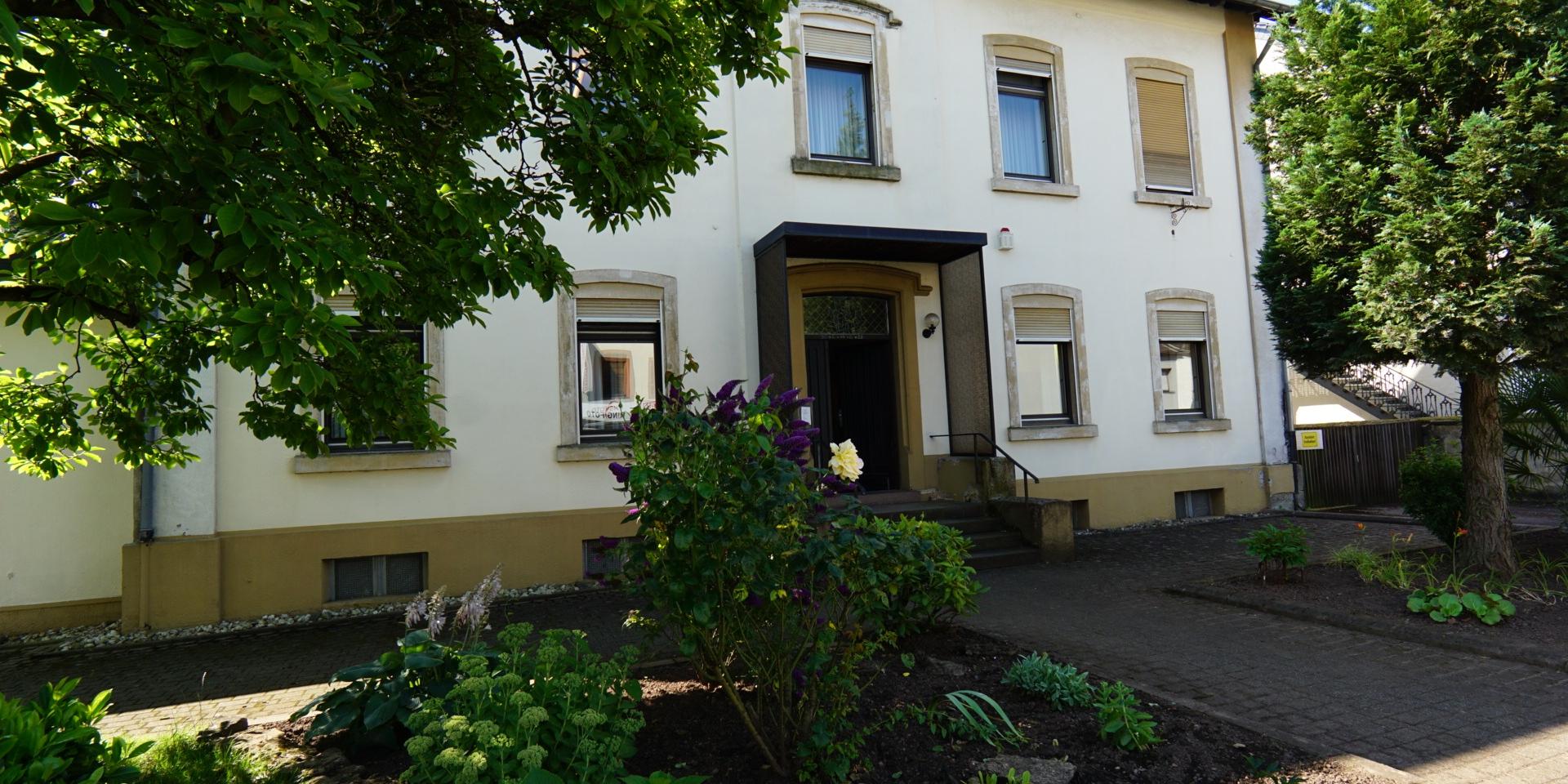 Pfarrhaus Schwalbach mit Zentralem Pfarrbüro (Blick von der Hauptstraße)