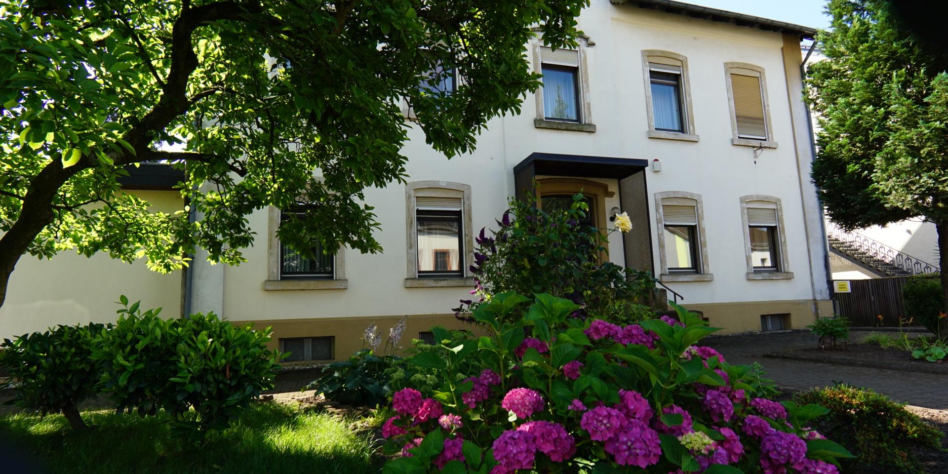 Pfarrhaus Schwalbach mit Zentralem Pfarrbüro (Blick von der Hauptstraße)