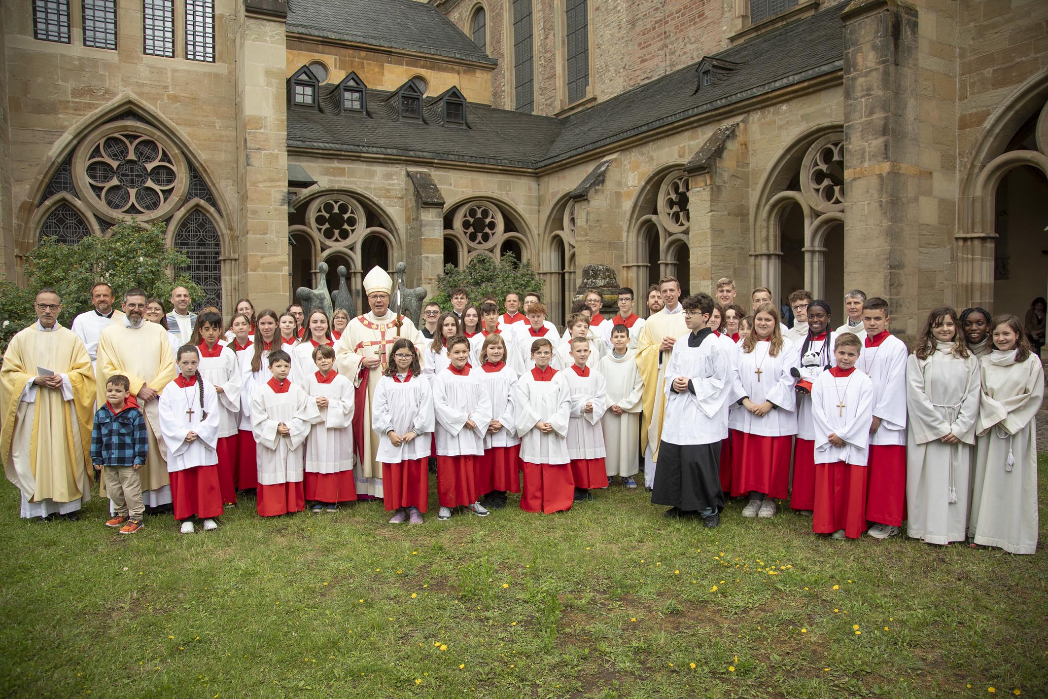 Priesterweihe Antonio Jagodin - Foto mit Antonio, Bischof und allen Messdienern (c) Helmut Thewalt Priesterweihe Antonio Jagodin - Foto mit Antonio, Bischof und allen Messdienern