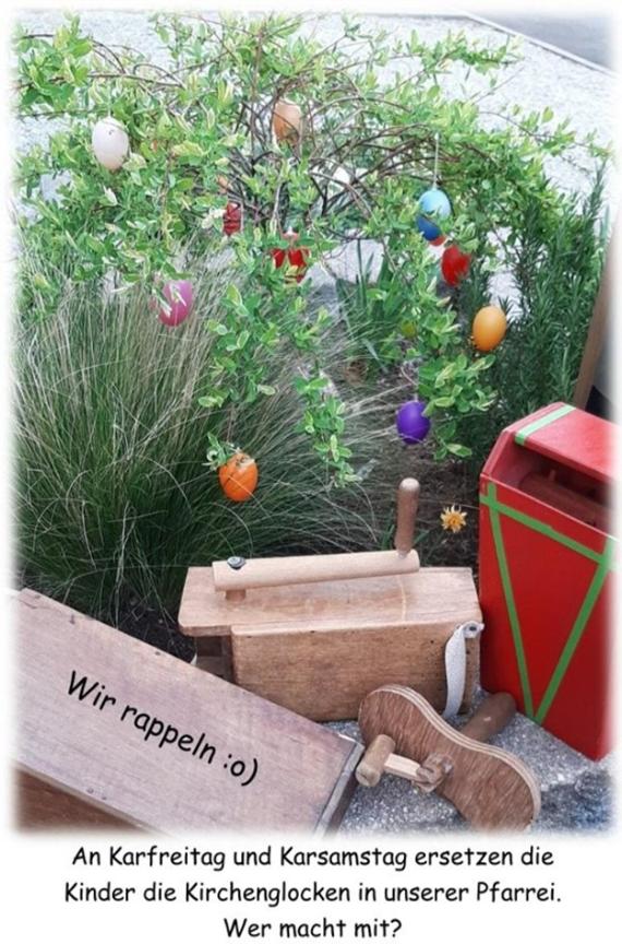 Foto mit Rappeln der Rappelaktion, dahinter ein Strauch, an dem bunte Ostereier hängen