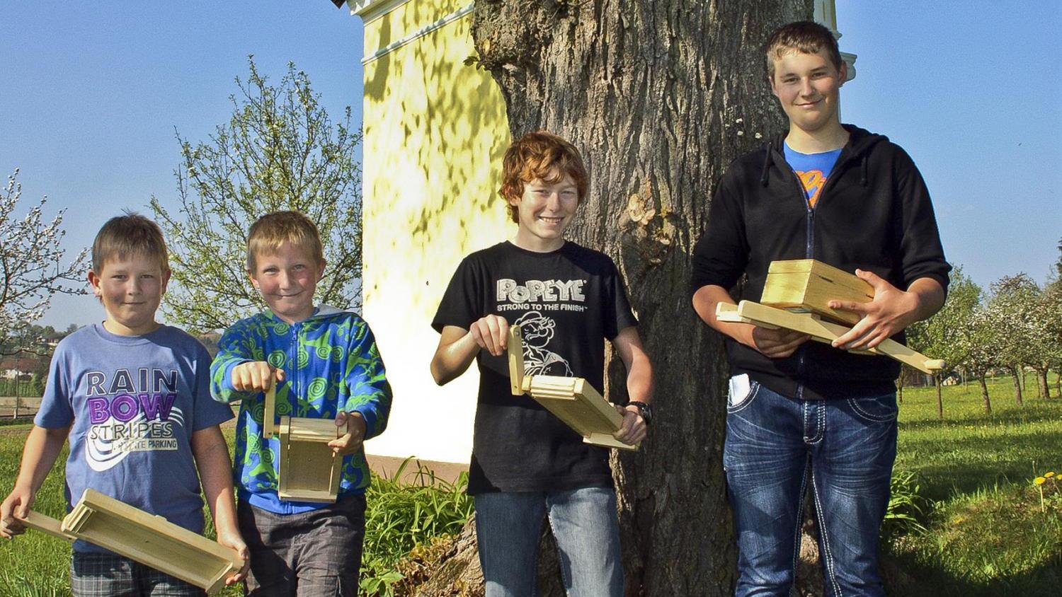 Kinder mit Rappeln (Raspeln) für Karfreitag und Karsamstag