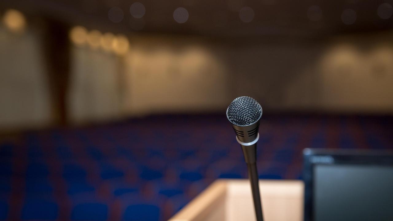 Foto vom Rednerpult mit Blick auf den leeren Saal