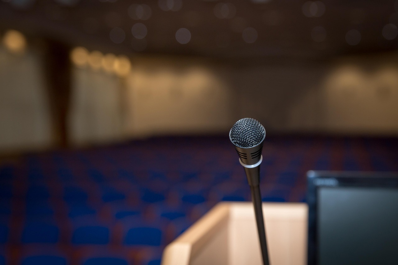 Foto vom Rednerpult mit Blick auf den leeren Saal