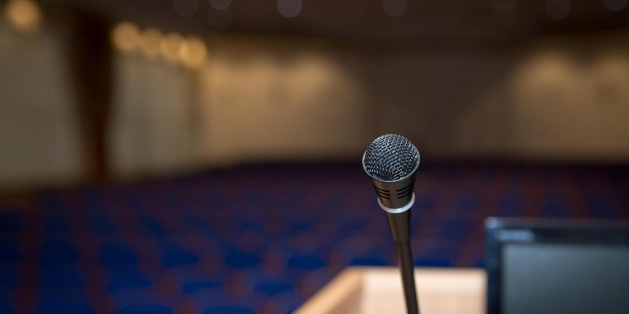 Foto vom Rednerpult mit Blick auf den leeren Saal