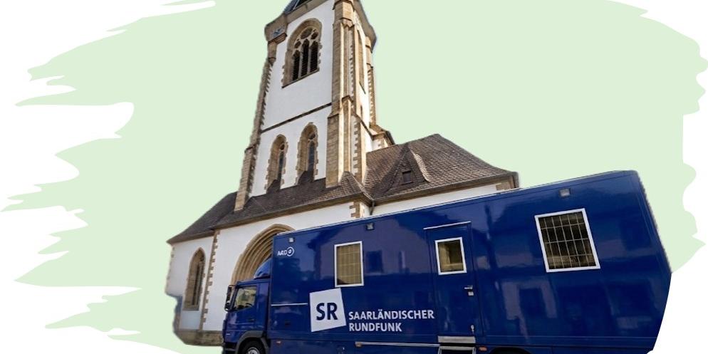 SR Ü-Wagen vor dem Turm der Pfarrkirche St. Martin - Anlass: Rundfunkgottesdienst am 30.08.2026 in St. Martin Schwalbach (c) M. Bochtler-Meyer, KI-angepasst durch J. Sauer SR Ü-Wagen vor dem Turm der Pfarrkirche St. Martin - Anlass: Rundfunkgottesdienst am 30.08.2026 in St. Martin Schwalbach