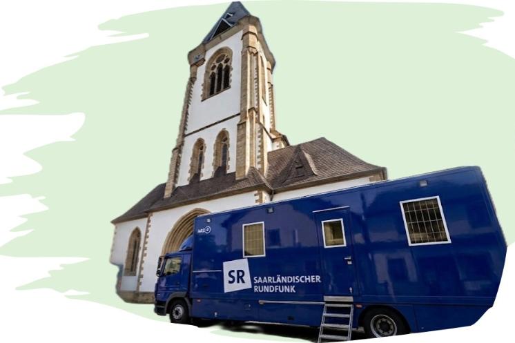 SR Ü-Wagen vor dem Turm der Pfarrkirche St. Martin - Anlass: Rundfunkgottesdienst am 30.08.2026 in St. Martin Schwalbach