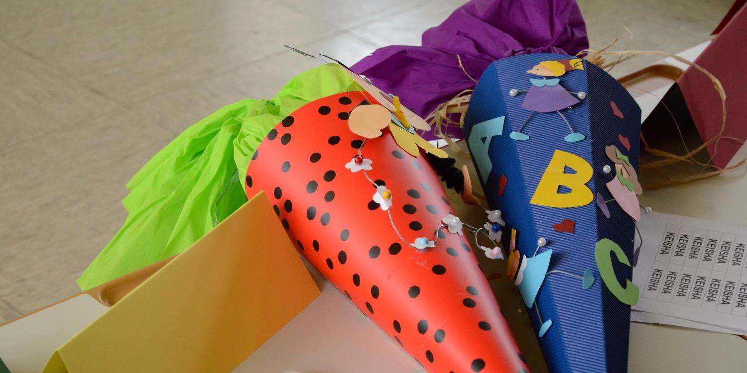 2 bunte Schultüten auf einem Tisch