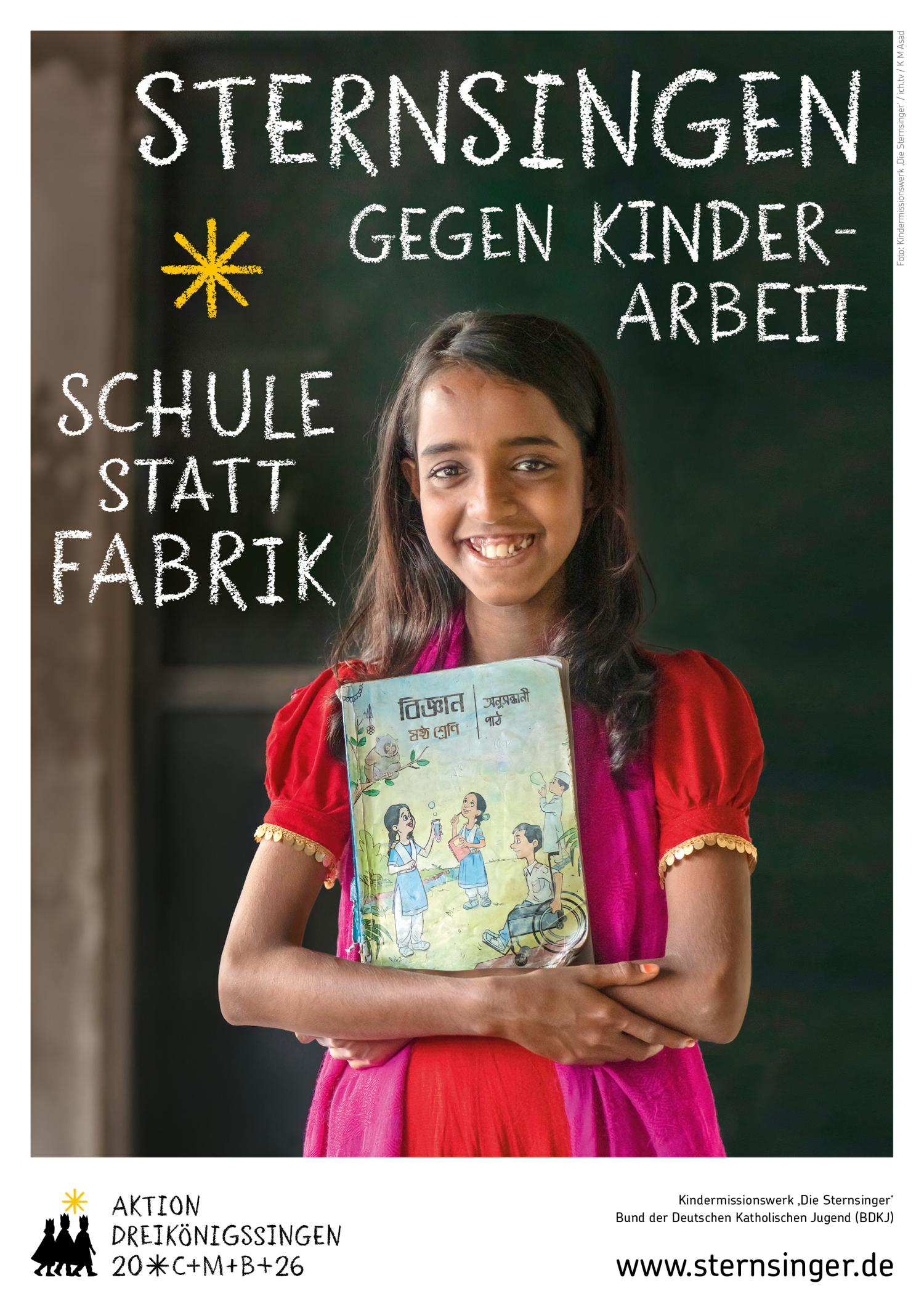 Sternsinger 2026, Plakat der Aktion, zu sehen ist ein Mädchen, das lächelt und ein Schulbuch in der Hand hält, Schriftzüge darüber und daneben 'Schule statt Fabrik' 'Gegen Kinderarbeit' (c) Bild: sternsinger.de In: Pfarrbriefservice.de Sternsinger 2026, Plakat der Aktion, zu sehen ist ein Mädchen, das lächelt und ein Schulbuch in der Hand hält, Schriftzüge darüber und daneben 'Schule statt Fabrik' 'Gegen Kinderarbeit'