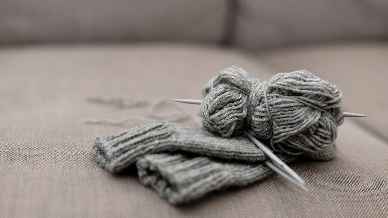 Strickkreis, Knäuel Wolle mit Stricknadeln