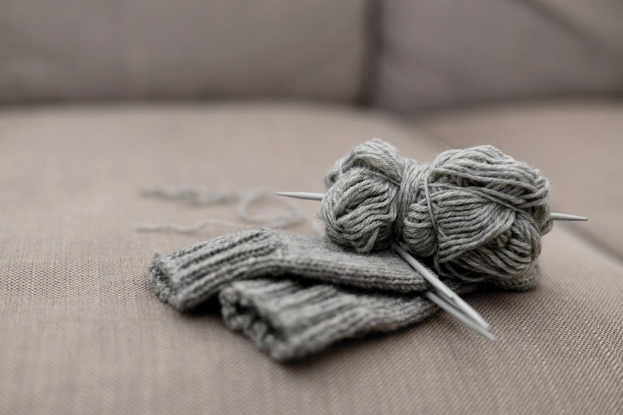 Strickkreis, Knäuel Wolle mit Stricknadeln