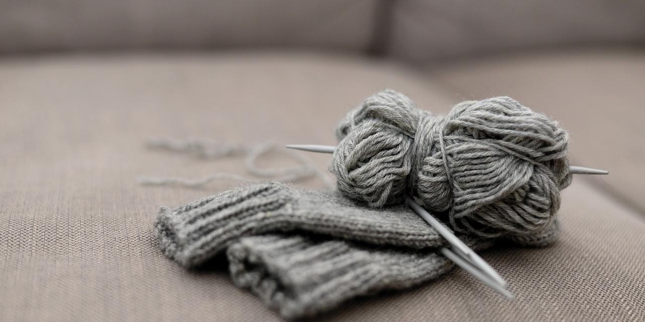 Strickkreis, Knäuel Wolle mit Stricknadeln