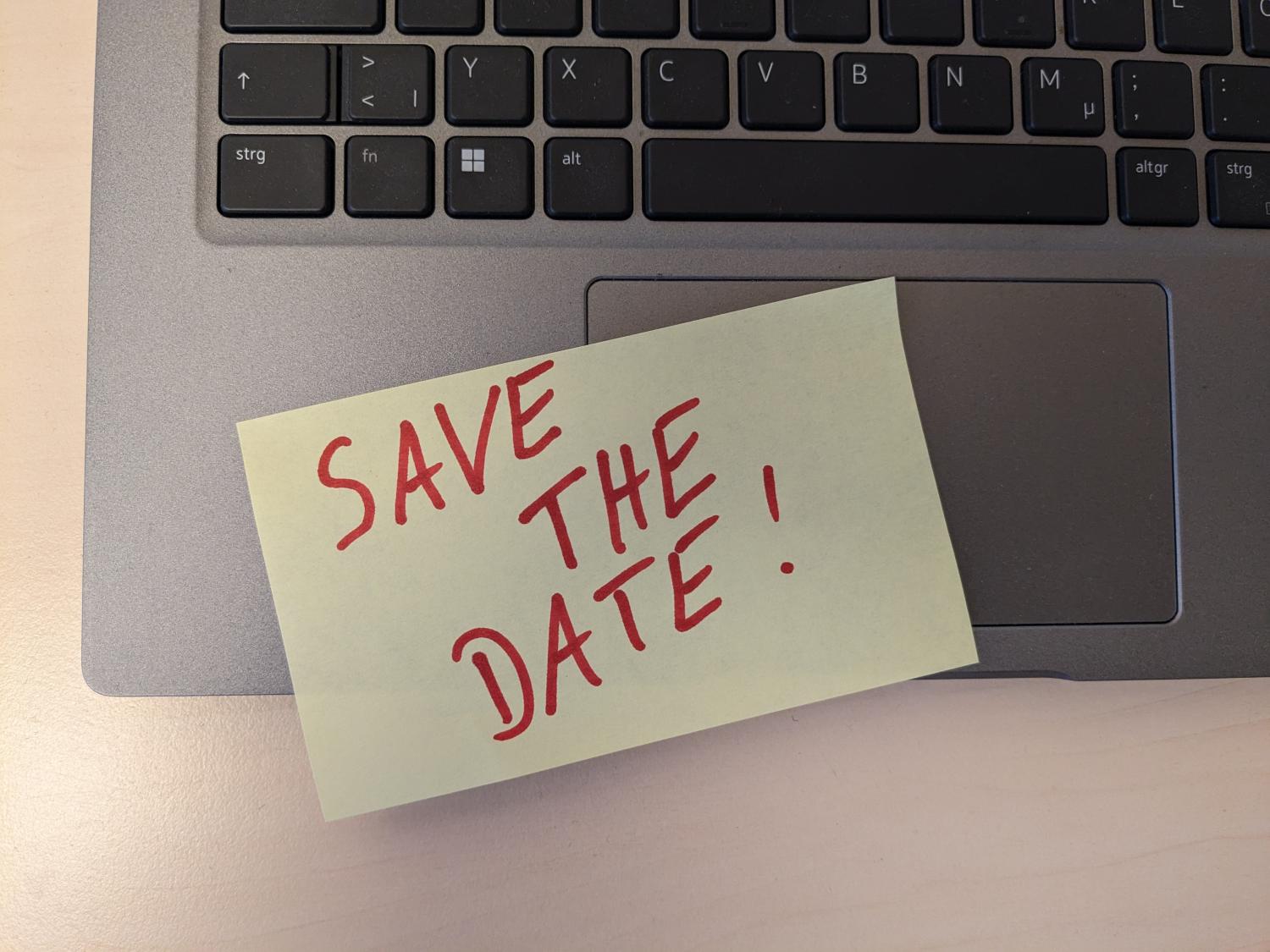 Termin, Foto Laptop mit Klebezettel 'Save the date' (c) Bild: Dunja Puschmann In: Pfarrbriefservice.de Termin, Foto Laptop mit Klebezettel 'Save the date'