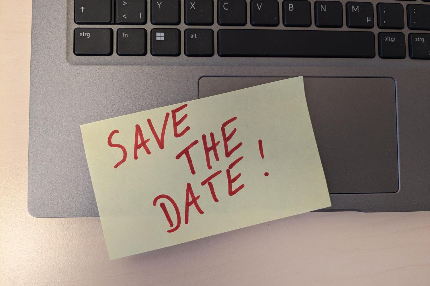 Termin, Foto Laptop mit Klebezettel 'Save the date'