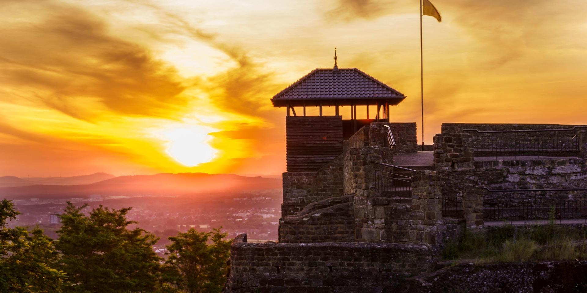 Foto der Teufelsburg im Sonnenuntergang (c) Bild von u_v0d1gua6wg auf Pixabay Foto der Teufelsburg im Sonnenuntergang
