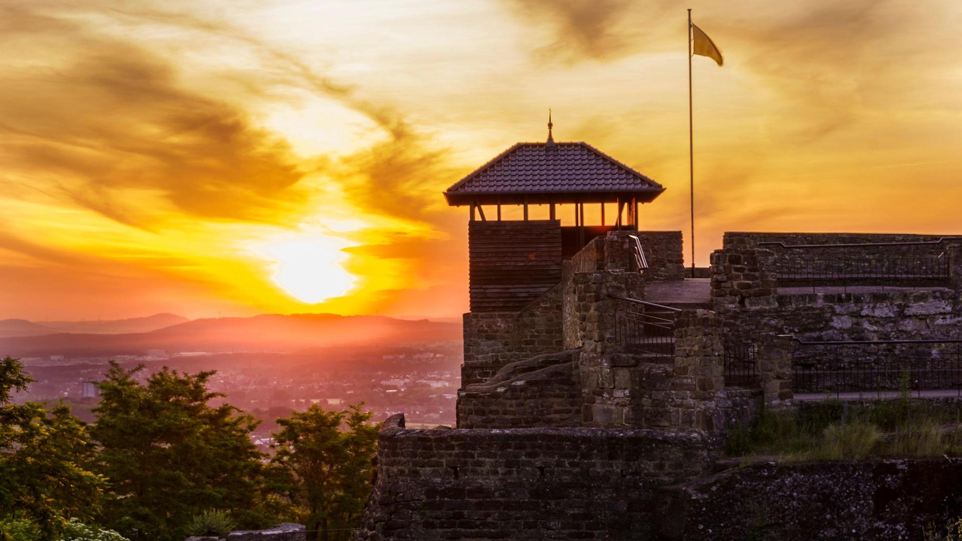 Foto der Teufelsburg im Sonnenuntergang