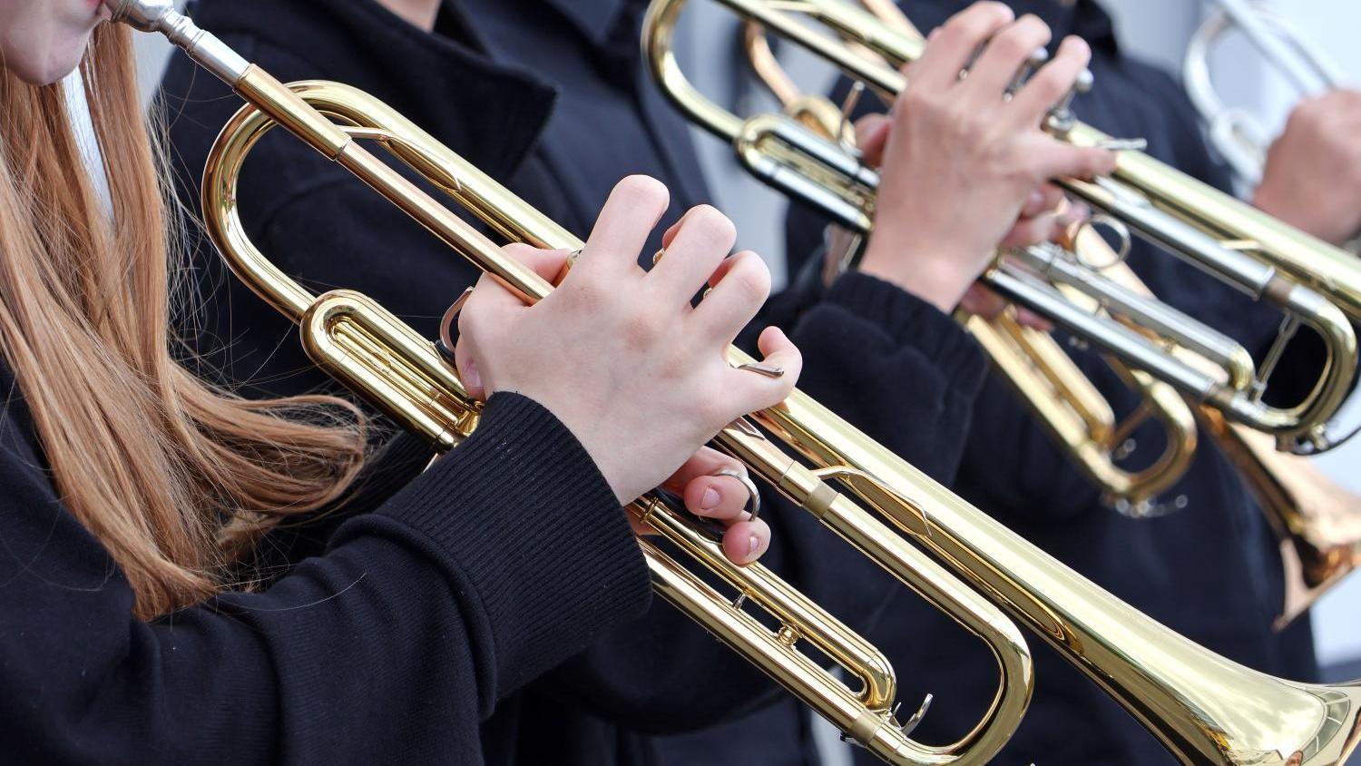 zu sehen sind zwei Trompetenspieler mit Ihren Instrumenten als Teil eines Orchesters