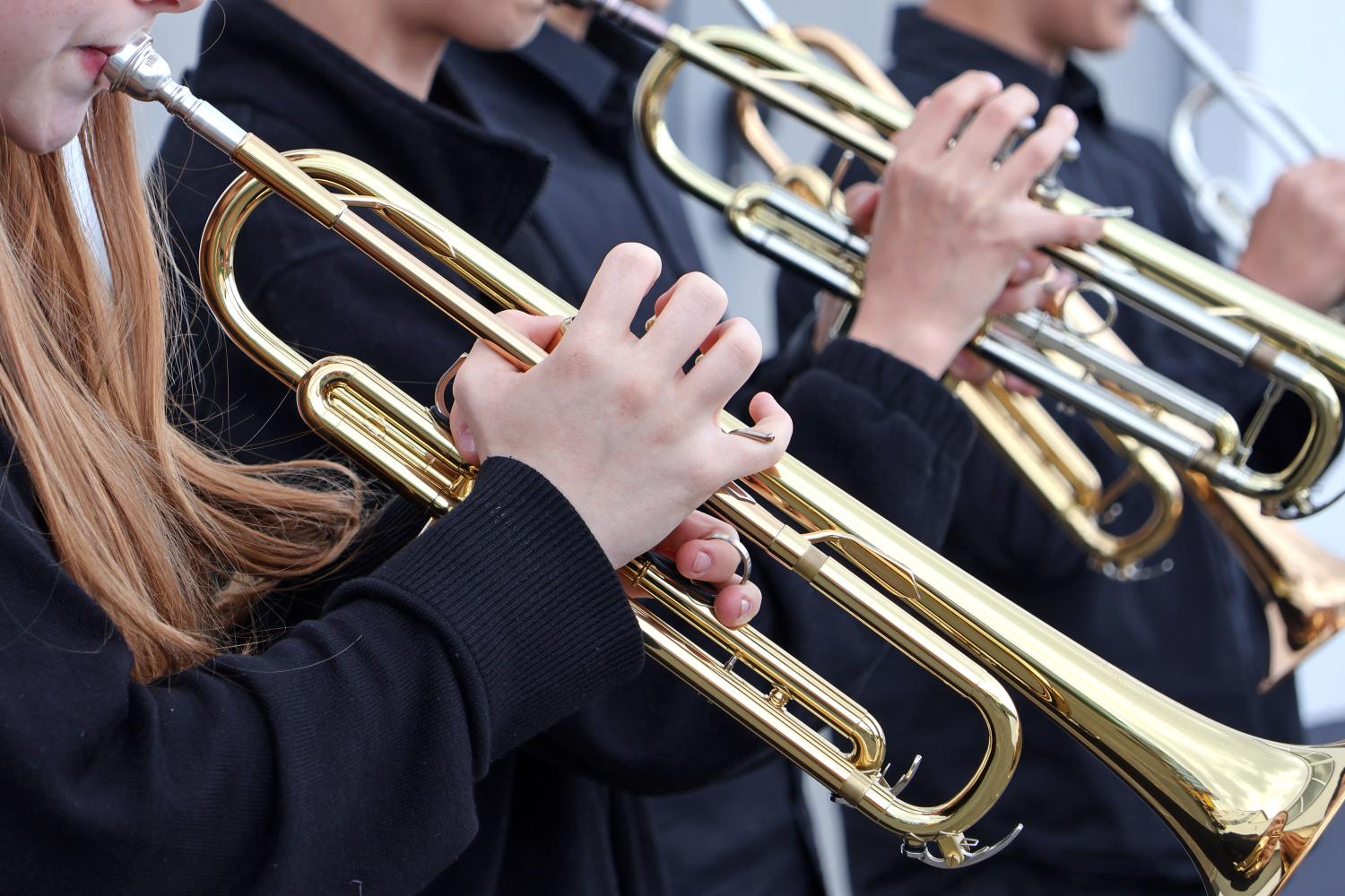 zu sehen sind zwei Trompetenspieler mit Ihren Instrumenten als Teil eines Orchesters