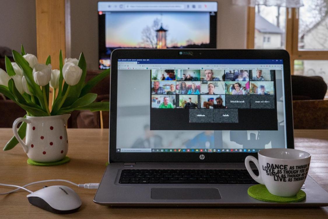 Laptop mit Teilnehmern eine Online-Meetings
