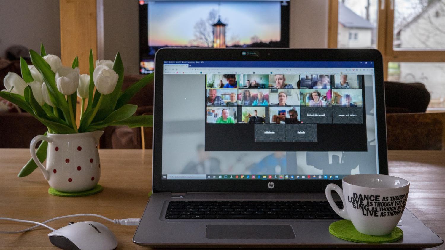 Laptop mit Teilnehmern eine Online-Meetings