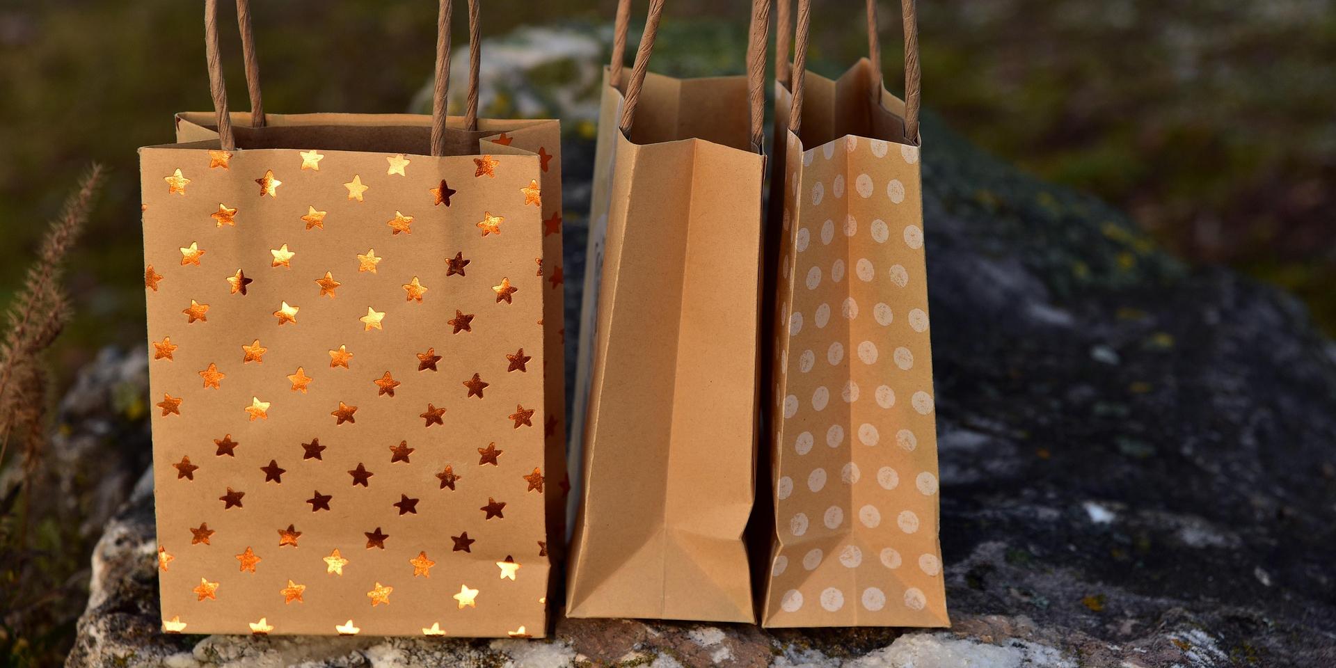 Foto mit drei Geschenktüten im weihnachtlichen Layout (goldfarben mit Sternen)
