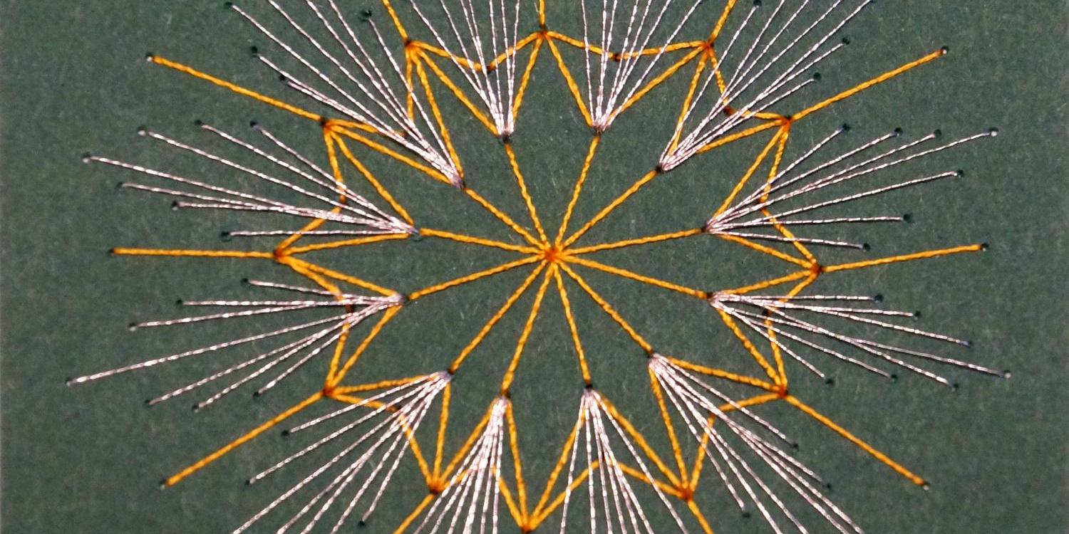 ein mit Fäden (weiß und gelb) vor grünem Hintergrund gespannter, feingliedriger Weihnachtsstern