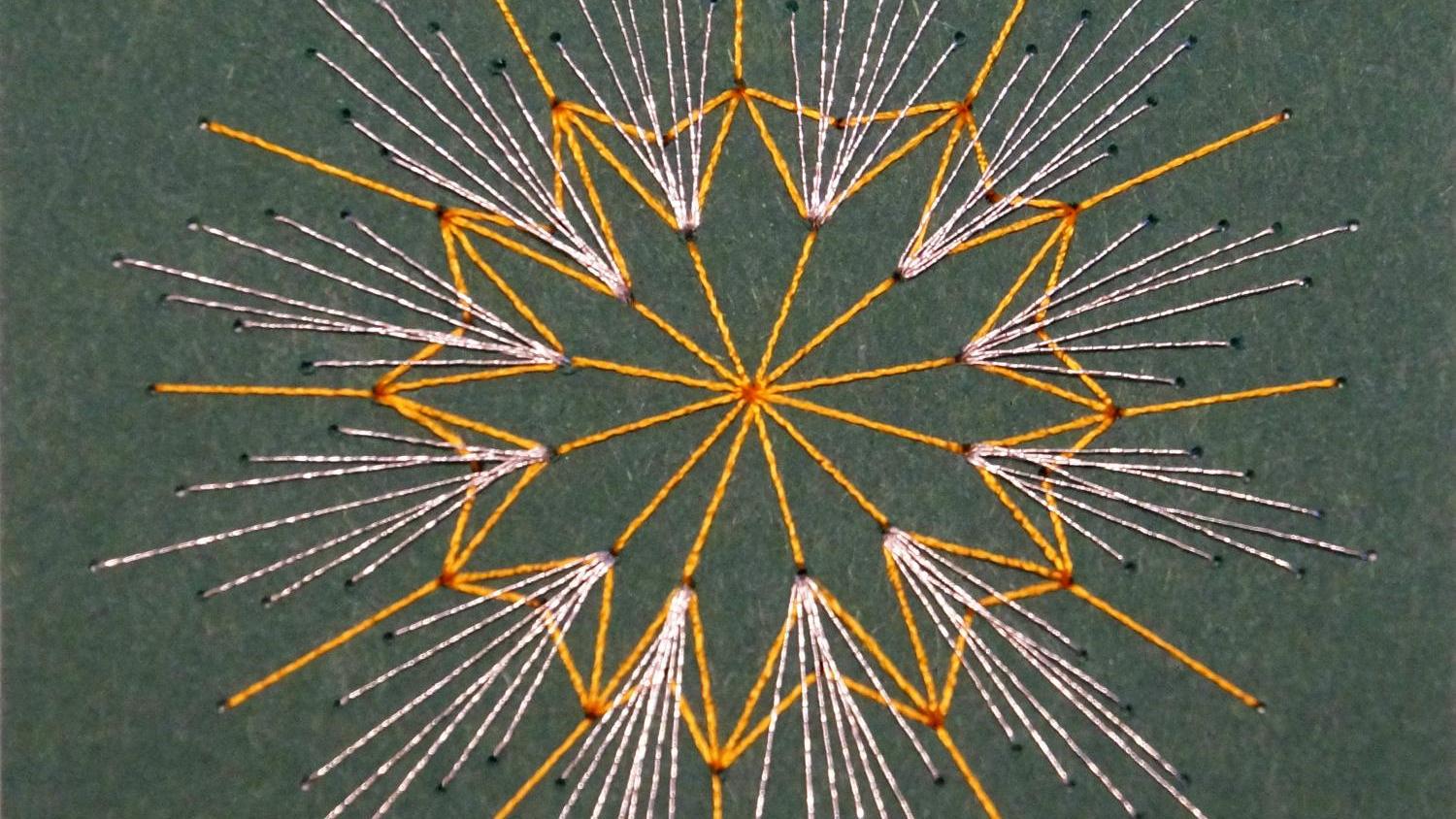 ein mit Fäden (weiß und gelb) vor grünem Hintergrund gespannter, feingliedriger Weihnachtsstern