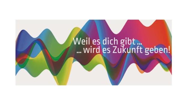 Plakat mit Slogan für Ehrenamt (bunte wellenartige Farbverläuf im Hintergrund, im Vordergrund in weiß der Schriftzug 'Weil es Dich gibt...wird es Zukunft geben!