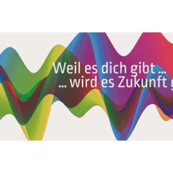 Plakat mit Slogan für Ehrenamt (bunte wellenartige Farbverläuf im Hintergrund, im Vordergrund in weiß der Schriftzug 'Weil es Dich gibt...wird es Zukunft geben!