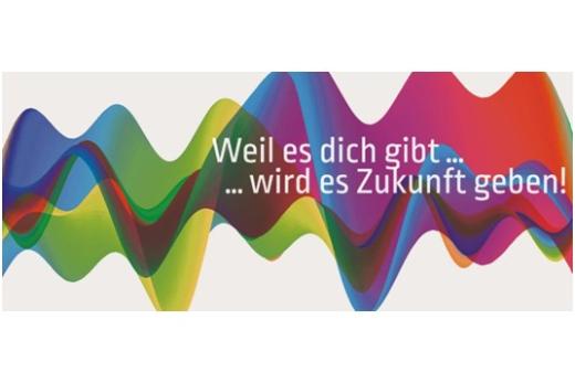 Plakat mit Slogan für Ehrenamt (bunte wellenartige Farbverläuf im Hintergrund, im Vordergrund in weiß der Schriftzug 'Weil es Dich gibt...wird es Zukunft geben!