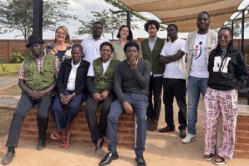 Foto einer Gruppe beim Besuch von zwei Mitarbeitern von ZIKOMO - Hilfe für Afrika in Malawi