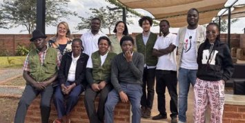 Foto einer Gruppe beim Besuch von zwei Mitarbeitern von ZIKOMO - Hilfe für Afrika in Malawi (c) ZIKOMO - Hilfe für Malawi Foto einer Gruppe beim Besuch von zwei Mitarbeitern von ZIKOMO - Hilfe für Afrika in Malawi