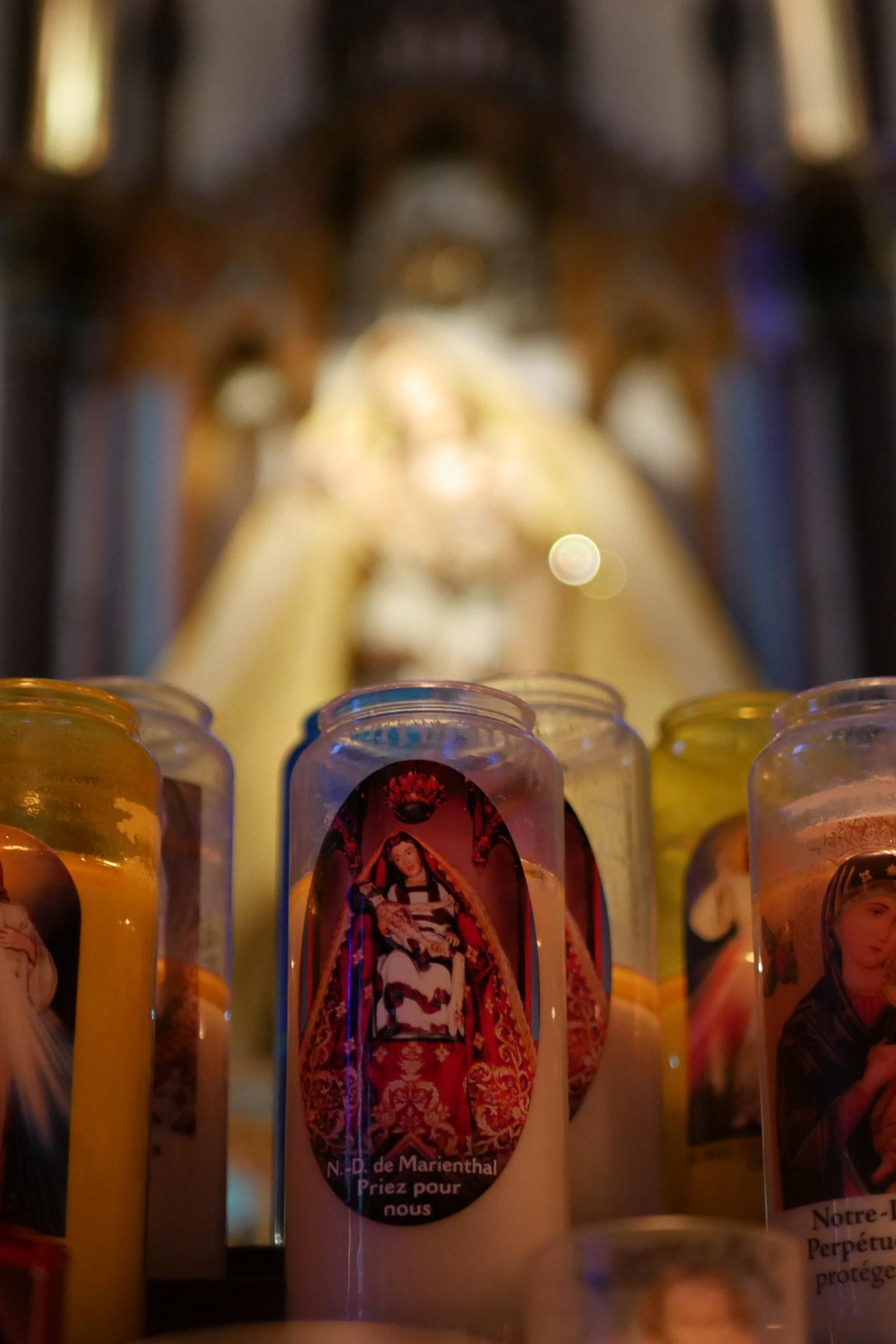 Brennende Kerzen vor der Notre-Dame de Marienthal
