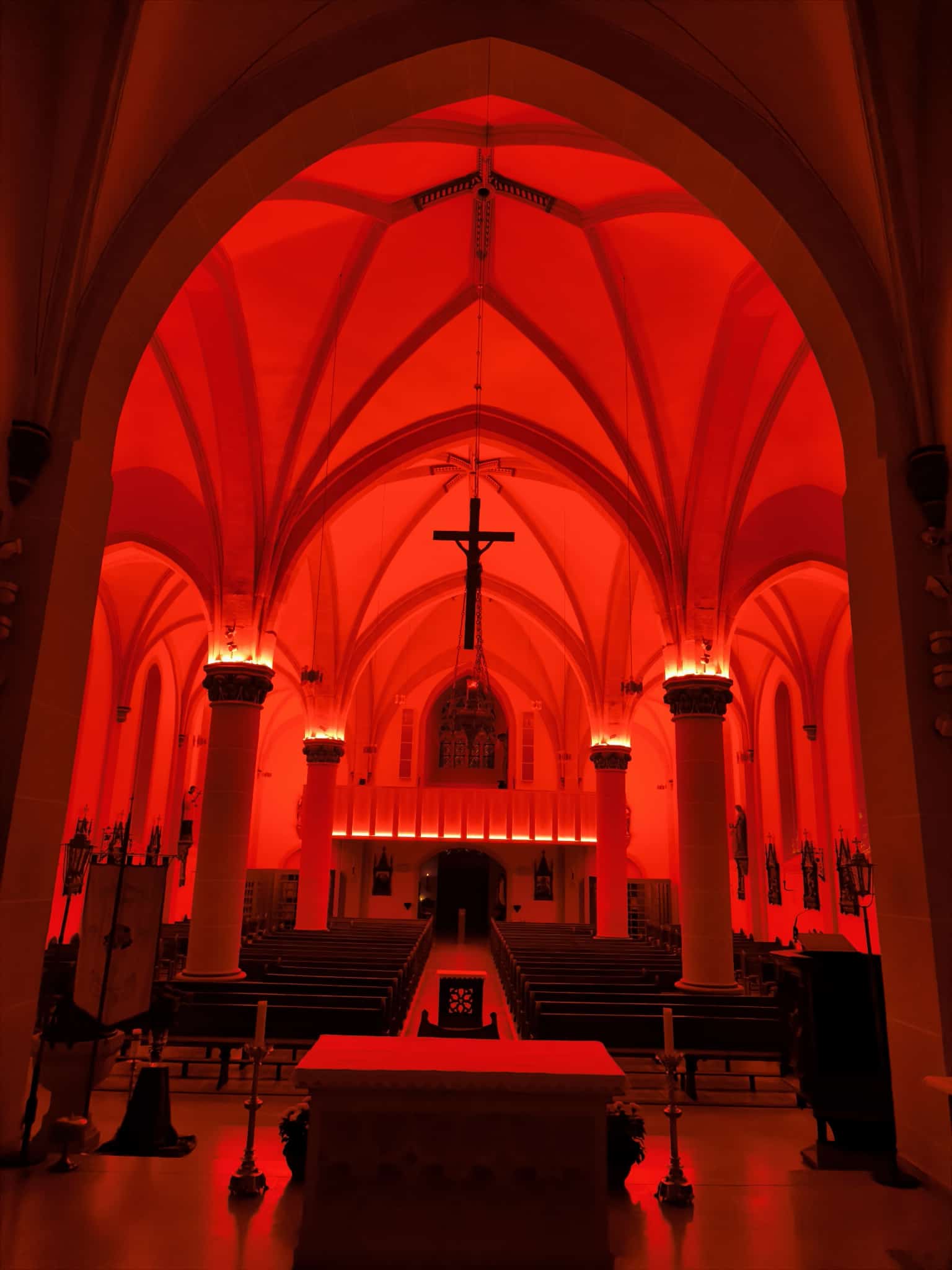 Fotos zum Red Wednesday 2025 in Heilig Kreuz Schwalbach -- Impressionen der rot erleuchteten Kirchen (Innen- und Außenaufnahmen)