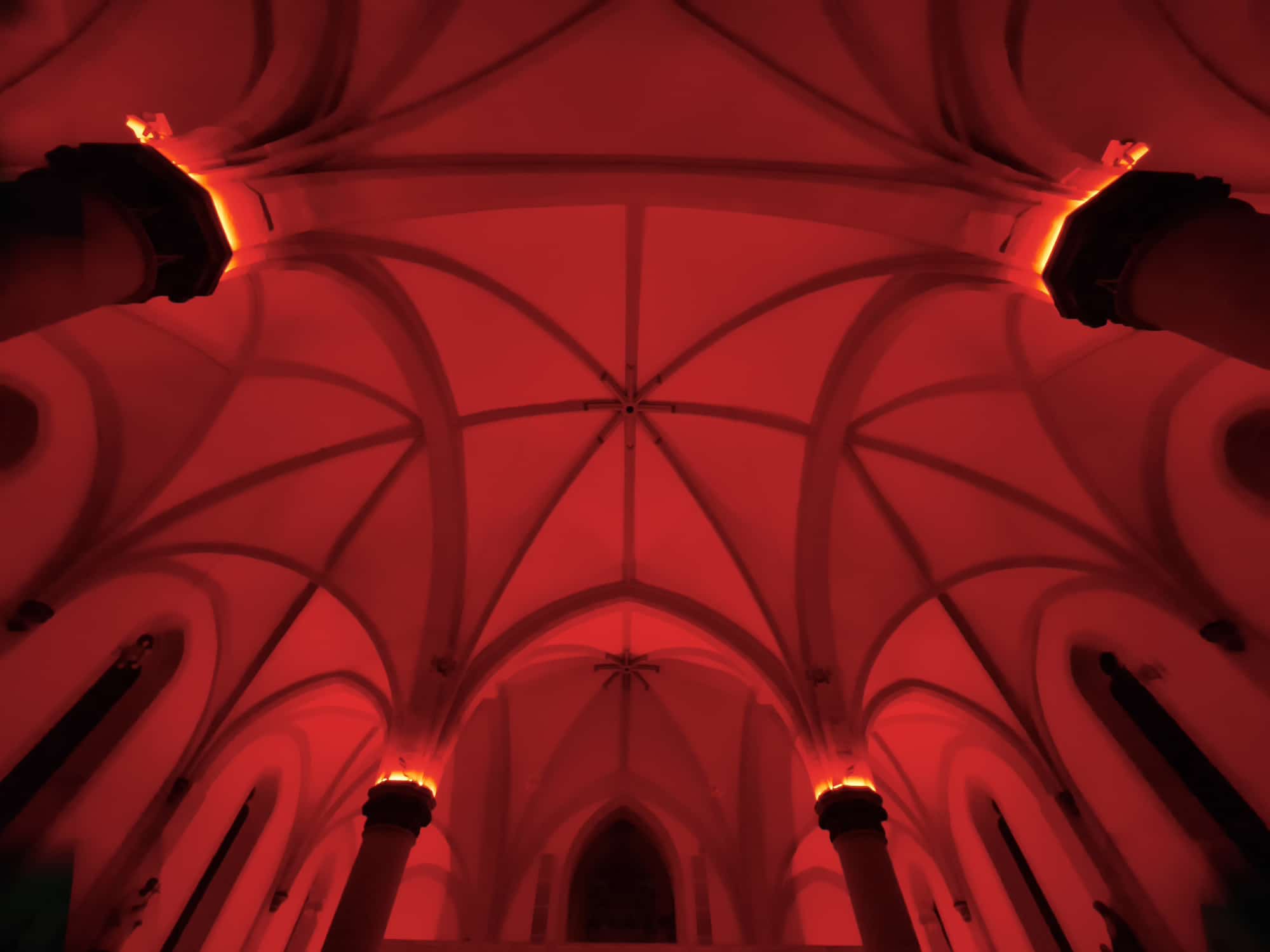 Fotos zum Red Wednesday 2025 in Heilig Kreuz Schwalbach -- Impressionen der rot erleuchteten Kirchen (Innen- und Außenaufnahmen)