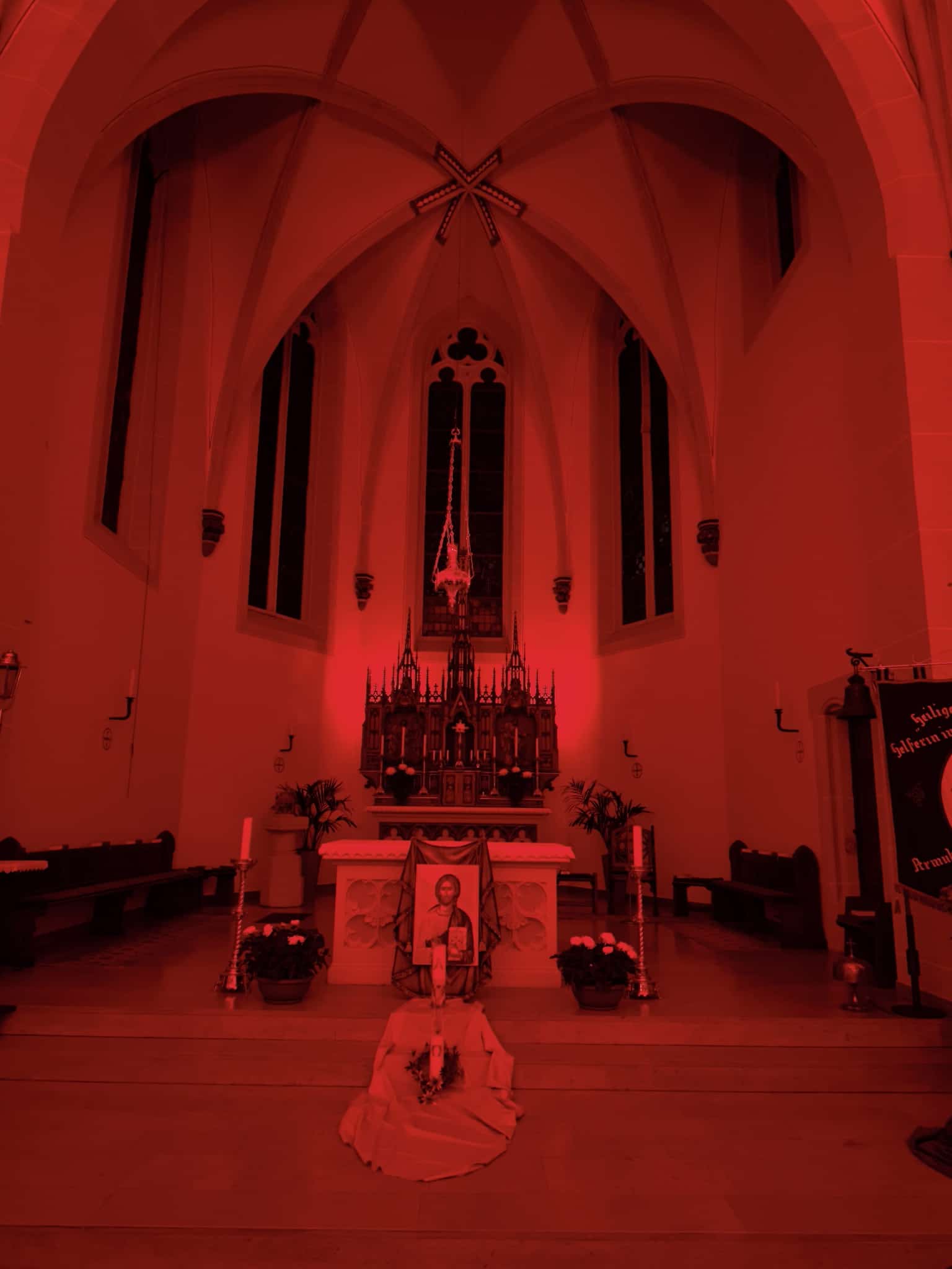 Fotos zum Red Wednesday 2025 in Heilig Kreuz Schwalbach -- Impressionen der rot erleuchteten Kirchen (Innen- und Außenaufnahmen)