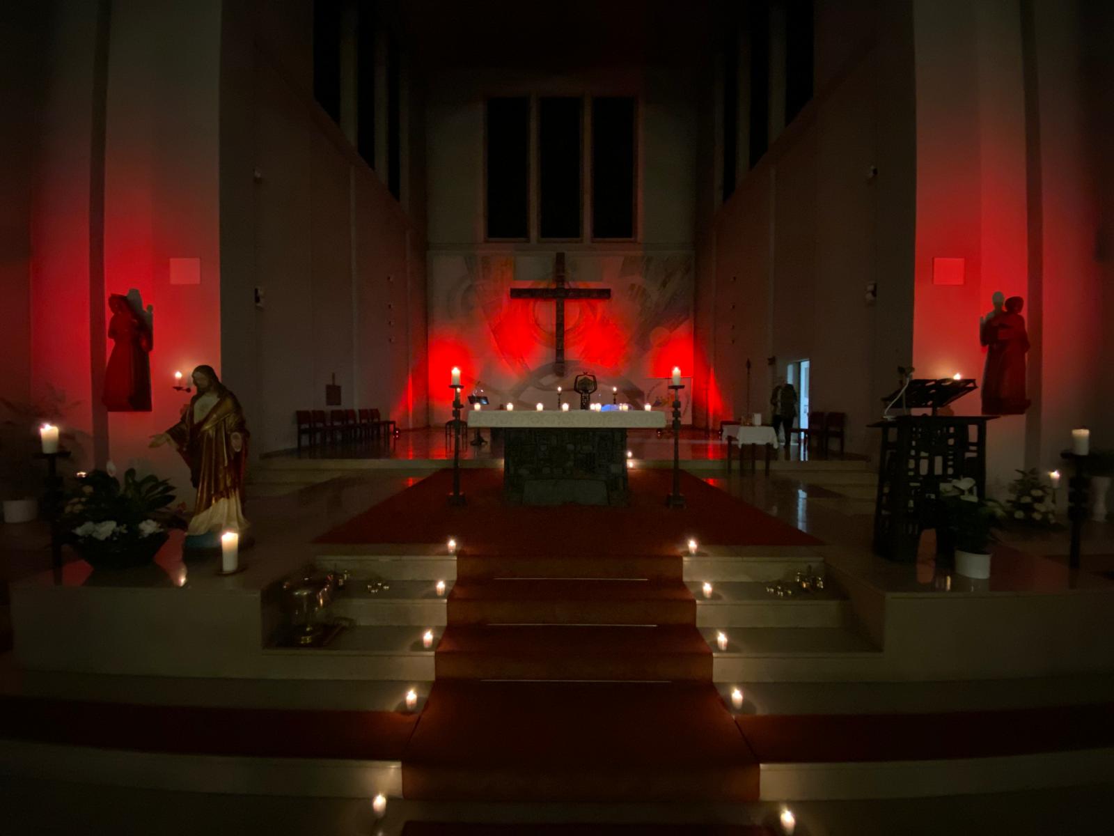 Fotos zum Red Wednesday 2025 in Heilig Kreuz Schwalbach -- Impressionen der rot erleuchteten Kirchen (Innen- und Außenaufnahmen)