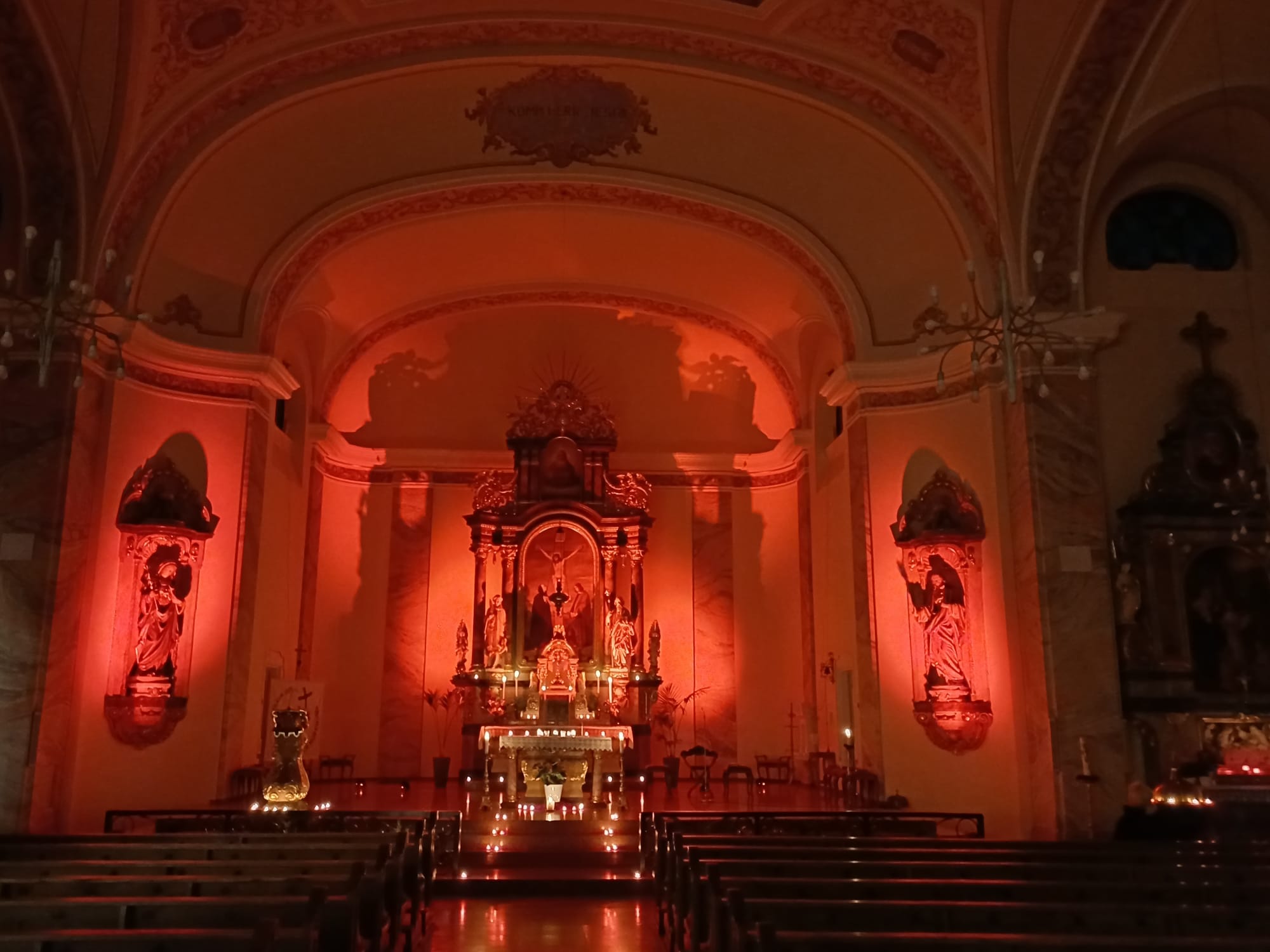 Fotos zum Red Wednesday 2025 in Heilig Kreuz Schwalbach -- Impressionen der rot erleuchteten Kirchen (Innen- und Außenaufnahmen)