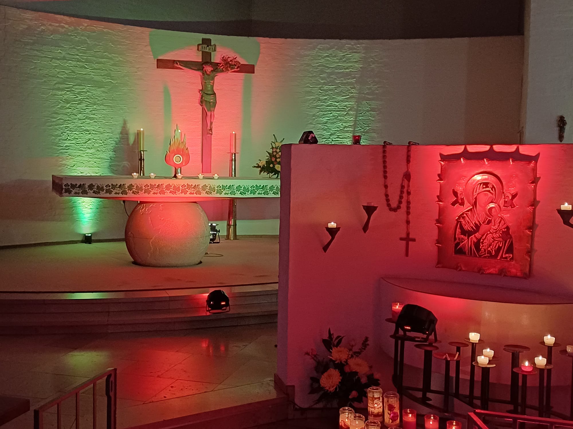 Fotos zum Red Wednesday 2025 in Heilig Kreuz Schwalbach -- Impressionen der rot erleuchteten Kirchen (Innen- und Außenaufnahmen)