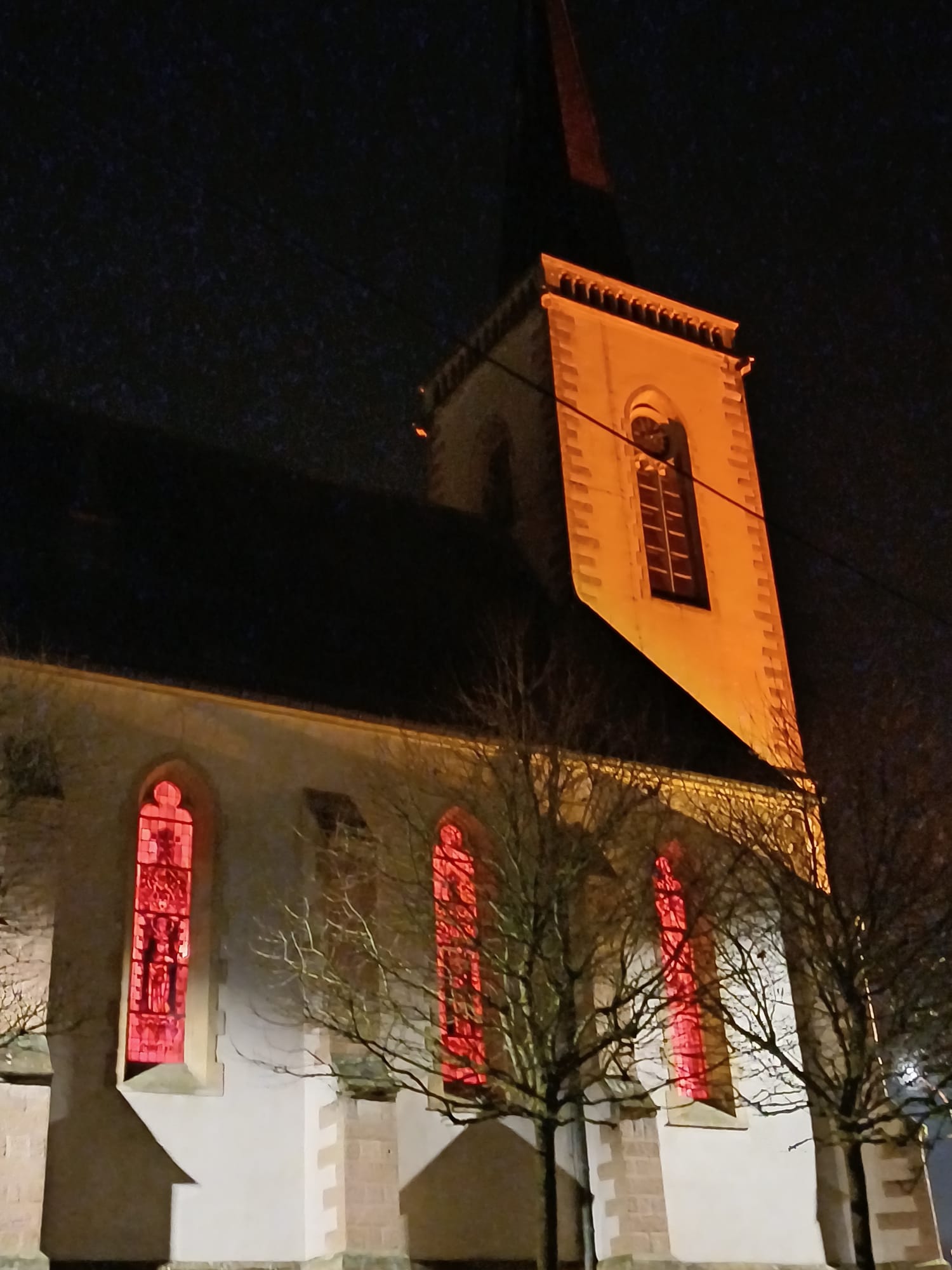 Fotos zum Red Wednesday 2025 in Heilig Kreuz Schwalbach -- Impressionen der rot erleuchteten Kirchen (Innen- und Außenaufnahmen)