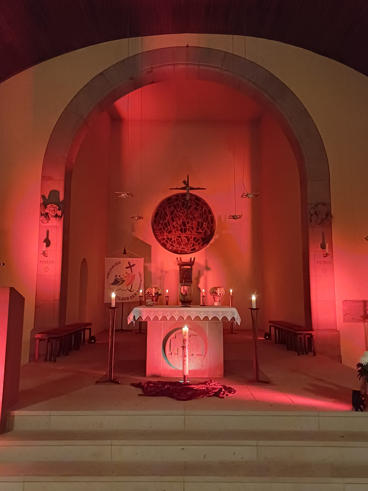 Fotos zum Red Wednesday 2025 in Heilig Kreuz Schwalbach -- Impressionen der rot erleuchteten Kirchen (Innen- und Außenaufnahmen)