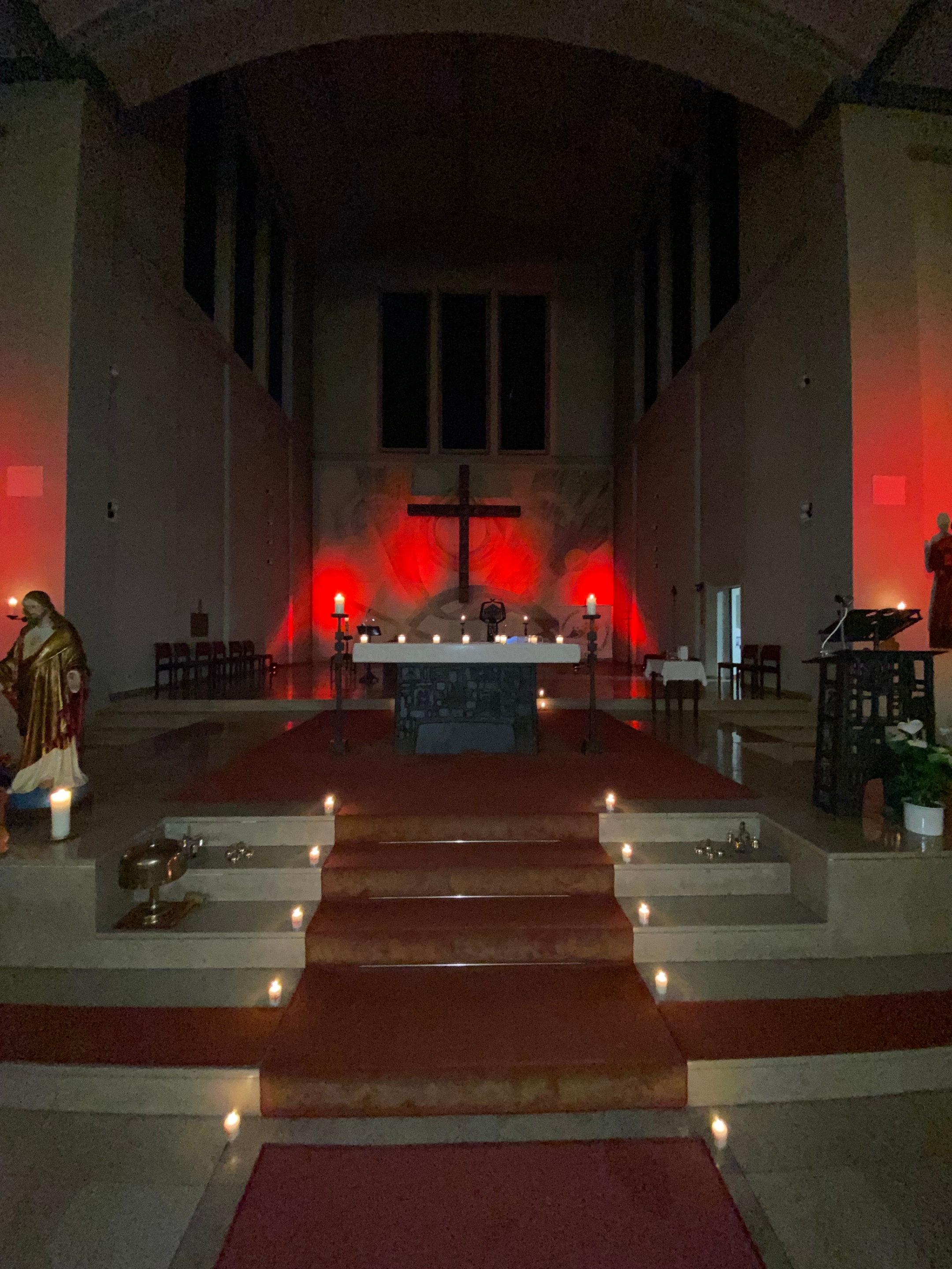 Fotos zum Red Wednesday 2025 in Heilig Kreuz Schwalbach -- Impressionen der rot erleuchteten Kirchen (Innen- und Außenaufnahmen)