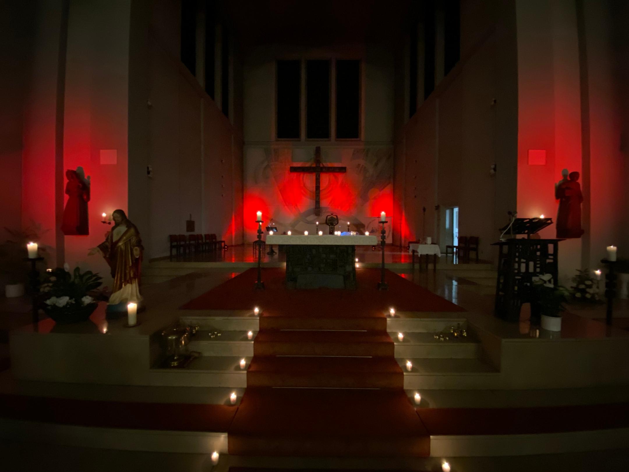 Fotos zum Red Wednesday 2025 in Heilig Kreuz Schwalbach -- Impressionen der rot erleuchteten Kirchen (Innen- und Außenaufnahmen)