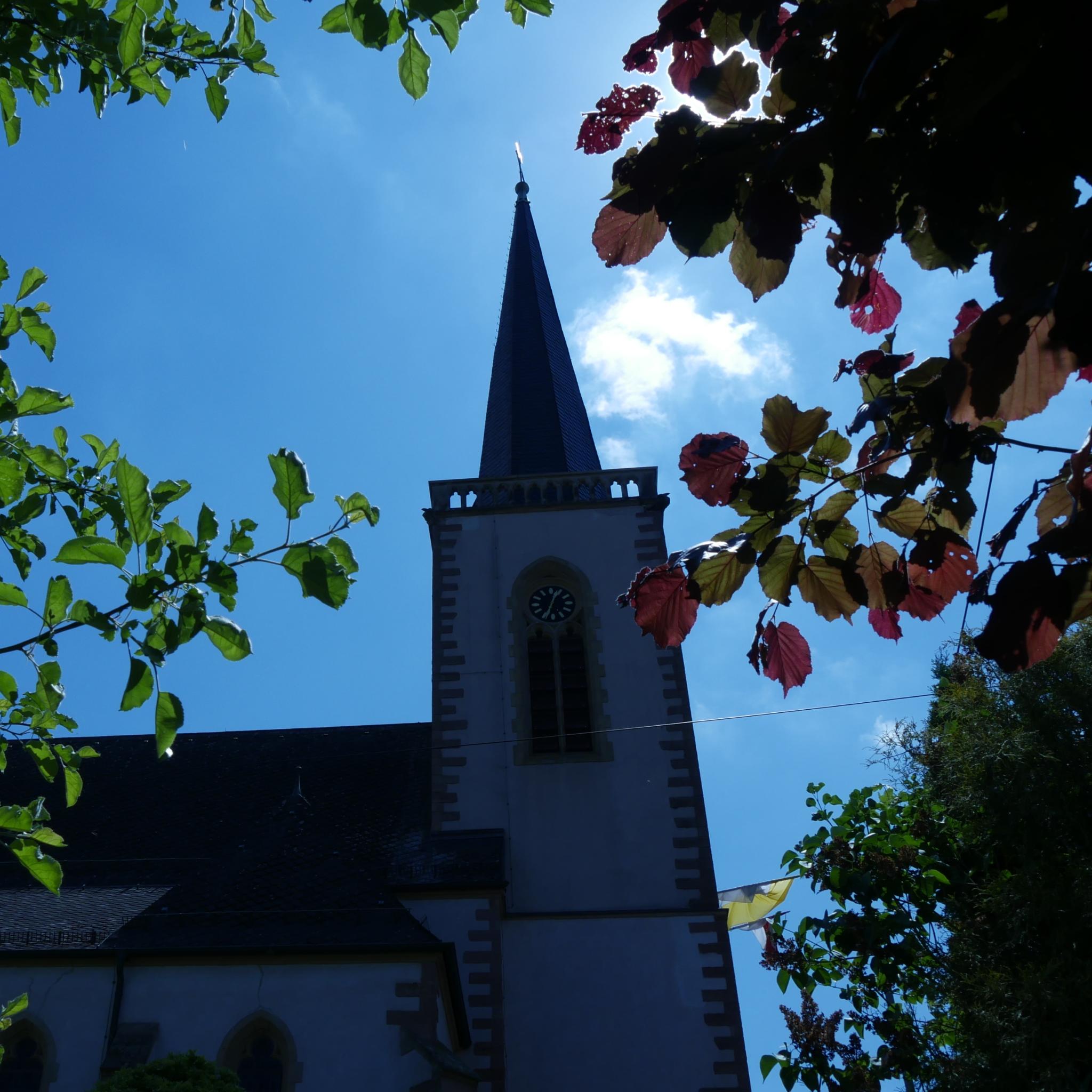 Kirche St. Josef gerahmt von Blättern