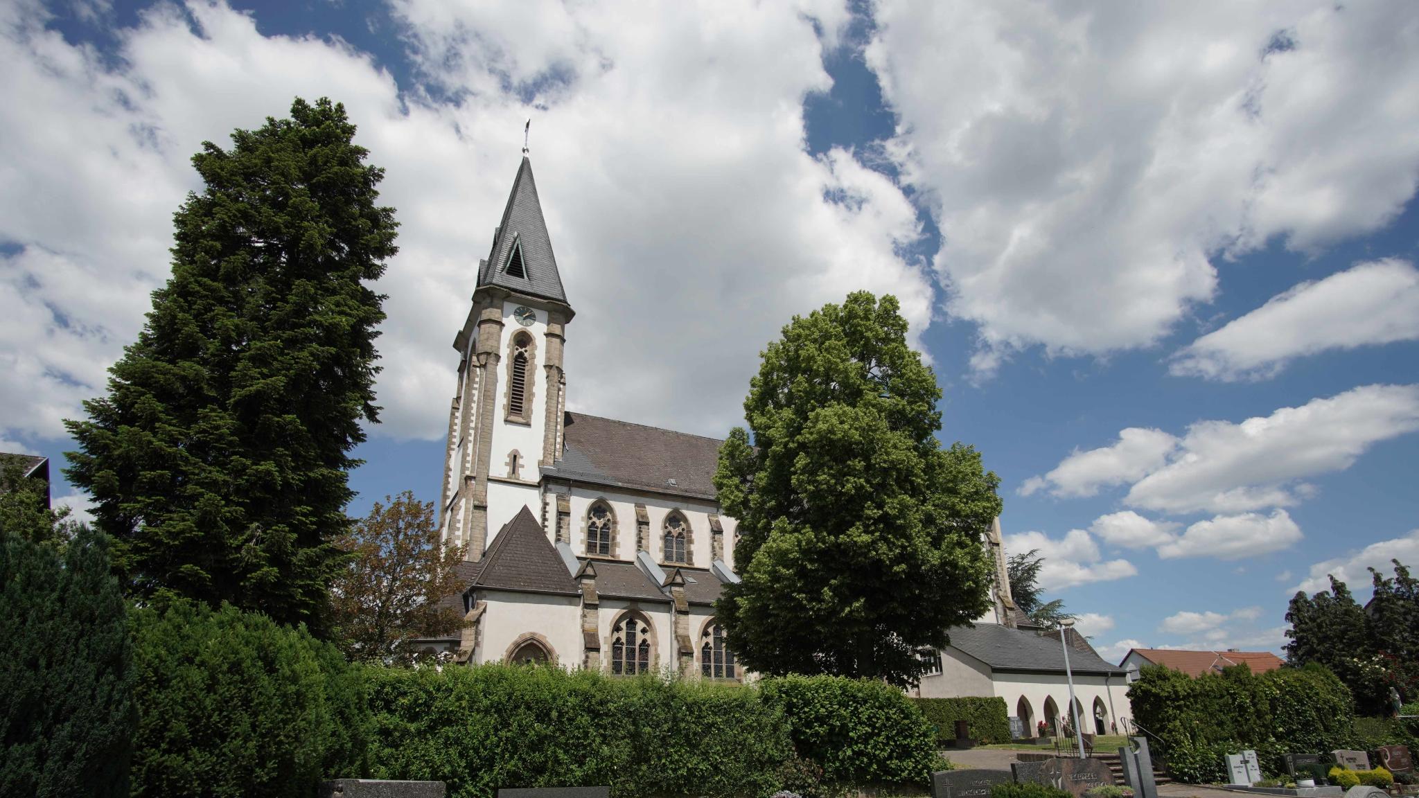 Kirche St. Martin - Ansicht vom Friedhof aus